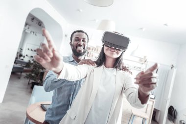 Sanal gerçeklik test pozitif neşeli kadın