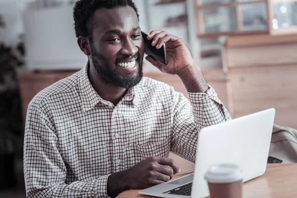 Feliz buen hombre poniendo un teléfono a su oído — Foto de Stock