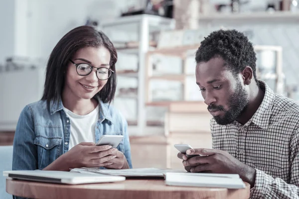 Onların akıllı telefonlar kullanan neşeli gençlerin
