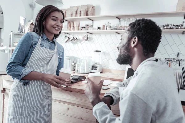 Alegre agradable mujer hablando con su colega —  Fotos de Stock