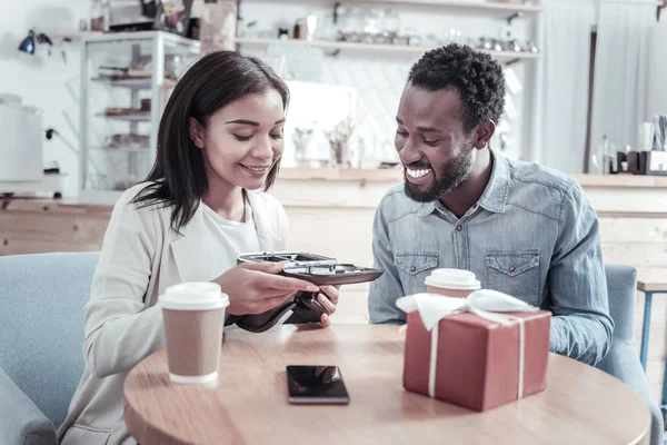 3D gözlük tutan güzel pozitif kadın