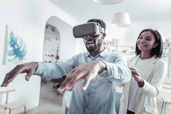 Buen hombre alegre estar en una nueva dimensión — Foto de Stock