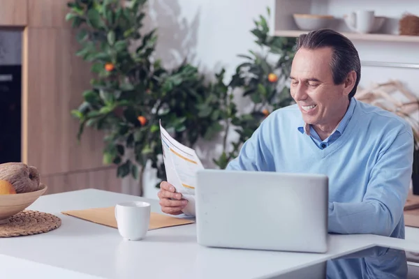 Aardige leeftijd man lezen van een krant — Stockfoto