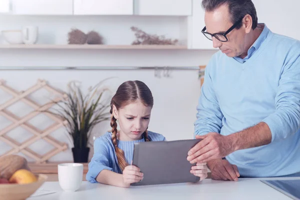 Knappe leuke man met een tablet — Stockfoto