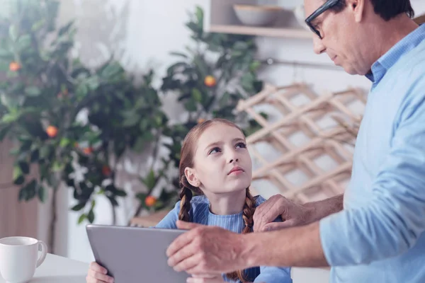 Buena chica inteligente mirando a su padre — Foto de Stock