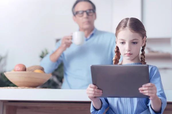 Geração Moderna Nice Grave Menina Agradável Segurando Tablet Olhando Para — Fotografia de Stock