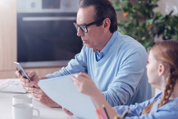 Hombre adulto agradable usando su teléfono inteligente — Foto de Stock