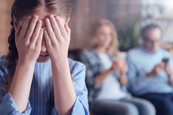 Trist, deprimert jente som lukker øynene – stockfoto
