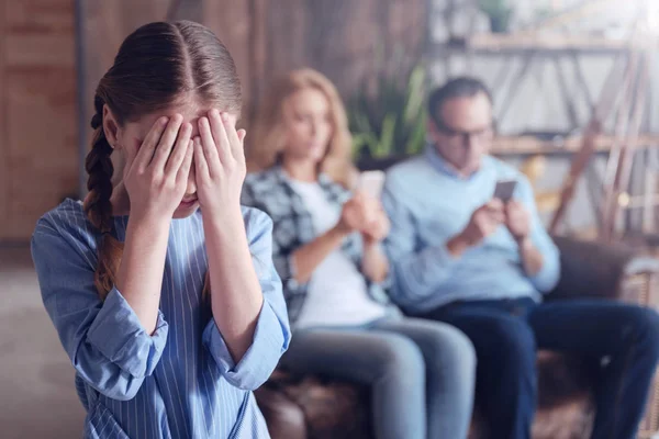 Jublende trist jente føler seg ensom – stockfoto