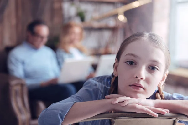 Deprimido bonito menina inclinando-se em sua cadeira — Fotografia de Stock