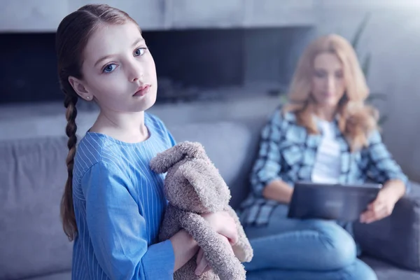 Ongezellig schattig meisje geen aandacht krijgt — Stockfoto