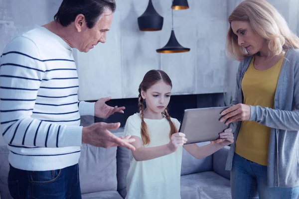 Mujer agradable agradable tomando una tableta — Foto de Stock