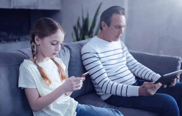 Agradable chica agradable mirando la pantalla de su teléfono inteligente — Foto de Stock