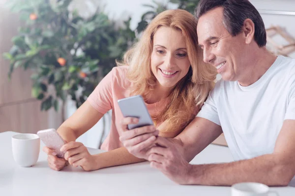 Feliz hombre alegre sentado junto con su esposa —  Fotos de Stock