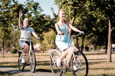 Neşeli genç parkta yürüyüş