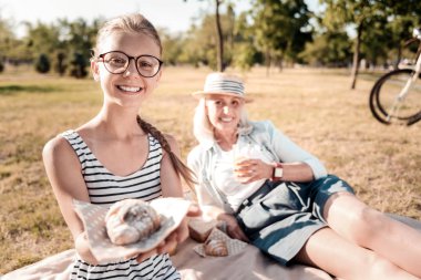 Güzel kız elini pasta ile germe