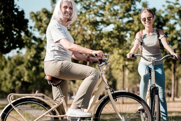Foto de perfil de mujer sonriente que el ciclismo — Foto de Stock
