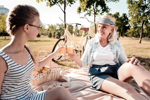 Glada kvinna att röra glaset med hennes kid — Stockfoto