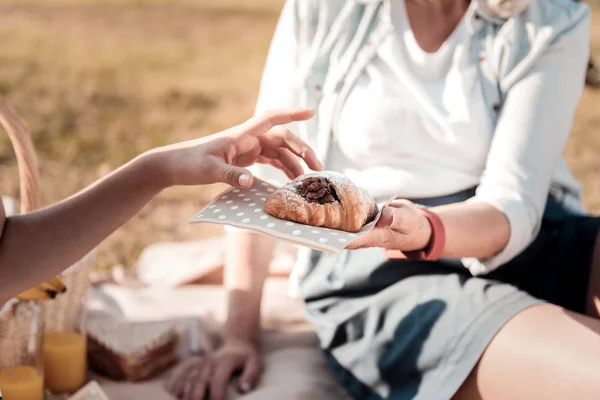 Primer plano de las manos femeninas que sostienen croissant —  Fotos de Stock