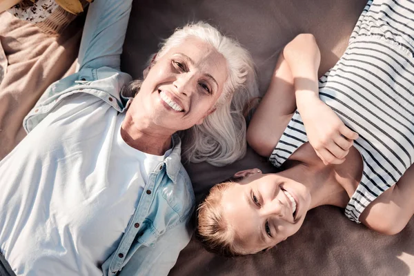 Feliz madura mujer disfrutando de su vida — Foto de Stock