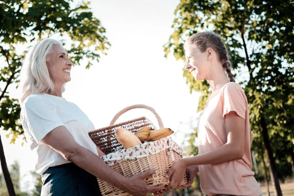 Foto von befreundeten Verwandten während des Sprechens — Stockfoto