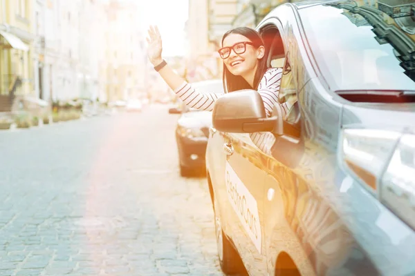 Mujer positiva saludando a los transeúntes —  Fotos de Stock