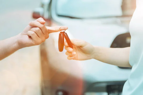 Proces van het overgaan van de sleutels van een nieuwe auto — Stockfoto