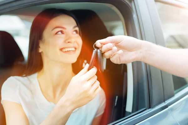 Sorrindo jovem motorista recebendo suas primeiras chaves — Fotografia de Stock