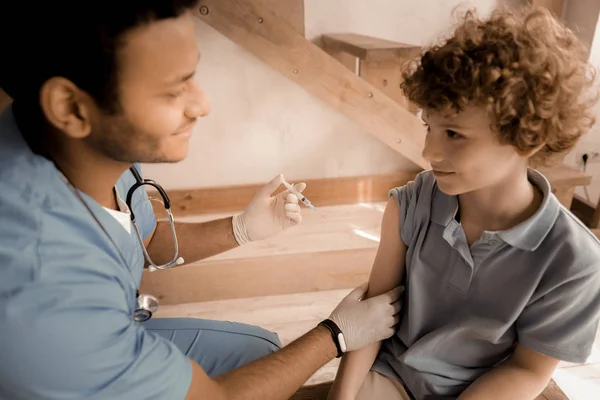 Positif ravi médecin parlant à son patient — Photo