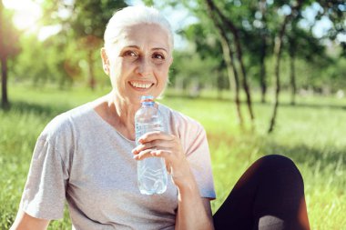 Neşeli yaşlı bayan taze soğuk su içme
