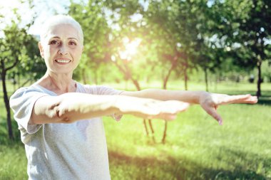 Yaşlı kadının güzel bir güneşli gün