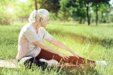 Sakin egzersiz. Yavaş yavaş sessiz bir parkta egzersiz tür rahat yaşlı kadın