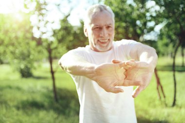İyi ihtiyar eğitim de onun gücünü gösteren