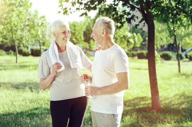 Yaşlı çift bir parkta gülüyor