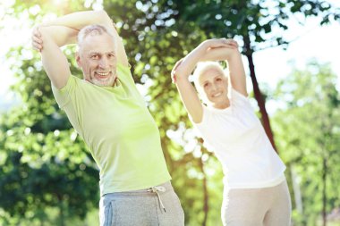 Antrenman yaparken mutlu hoş yaşlı çift