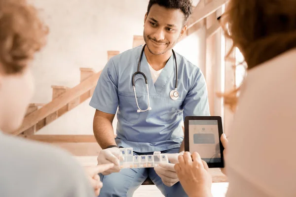 Organizzatore Settimanale Madre Fiduciosa Seduta Fronte All Operatore Medico Che — Foto Stock