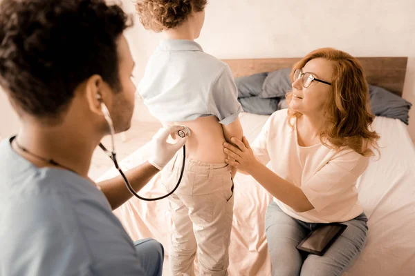 Attentive pediatrician treating his patient — Stock Photo, Image