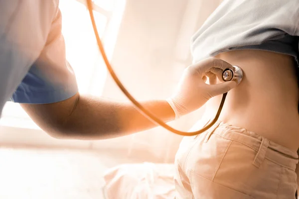 Médico competente que examina o seu doente — Fotografia de Stock