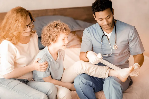 Médecin international compétent bandage mal au pied — Photo
