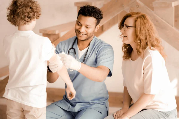 Een Bezoek Aan Een Arts Vrolijke Vrouw Gevoel Geluk Tijdens — Stockfoto