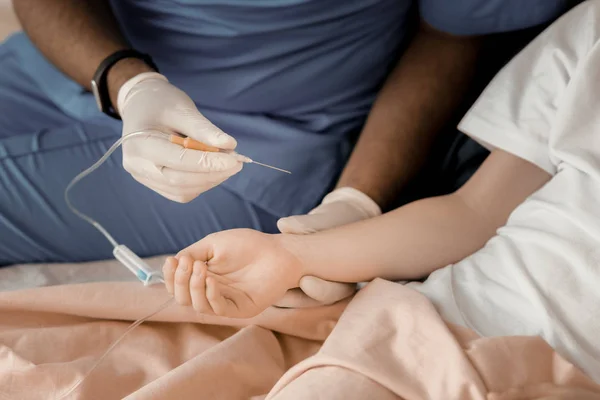 Professional pediatrician going to do drop infusion — Stock Photo, Image