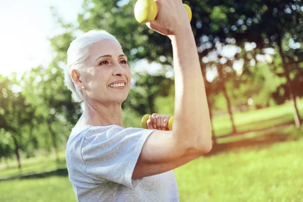 Stark aktiv pensionär njuter hennes träningar — Stockfoto