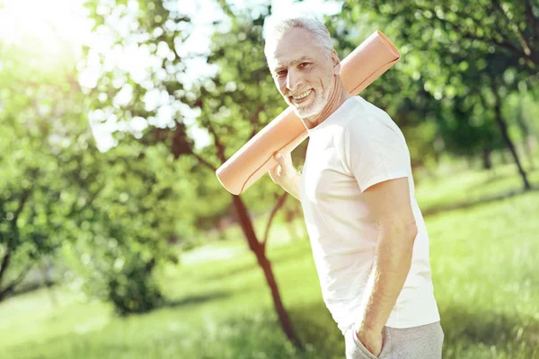 Active pensioner spending his free time in a park — Stock Photo, Image