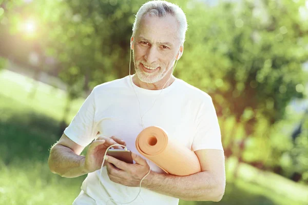 Progressiv åldern man lyssnar på musik — Stockfoto