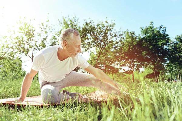 Энергичный пенсионер наслаждается утренними упражнениями — стоковое фото