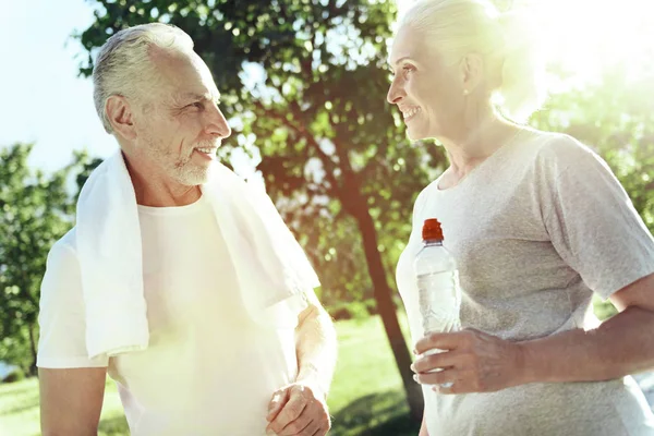 Два добрых пожилых человека разговаривают в прекрасном парке — стоковое фото