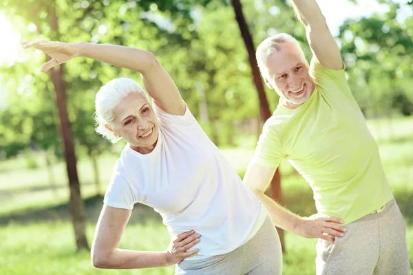 Egészséges életmód a két pozitív nyugdíjasok — Stock Fotó