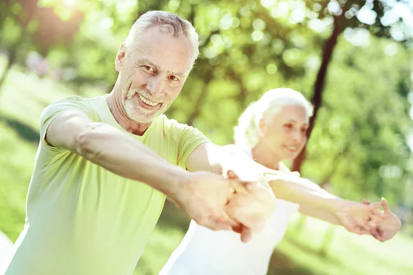 Lugn aktiv pensionär leende medan du tränar — Stockfoto