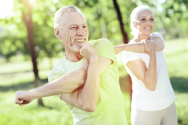 Полезные упражнения для двух активных пенсионеров — стоковое фото