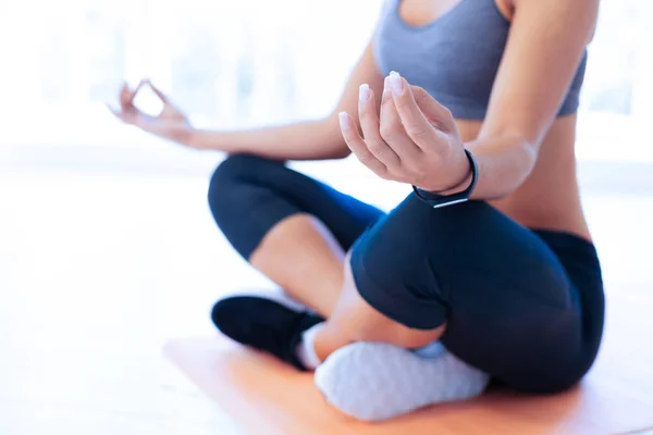 Bevoegde yoga docent doet zijn werk — Stockfoto